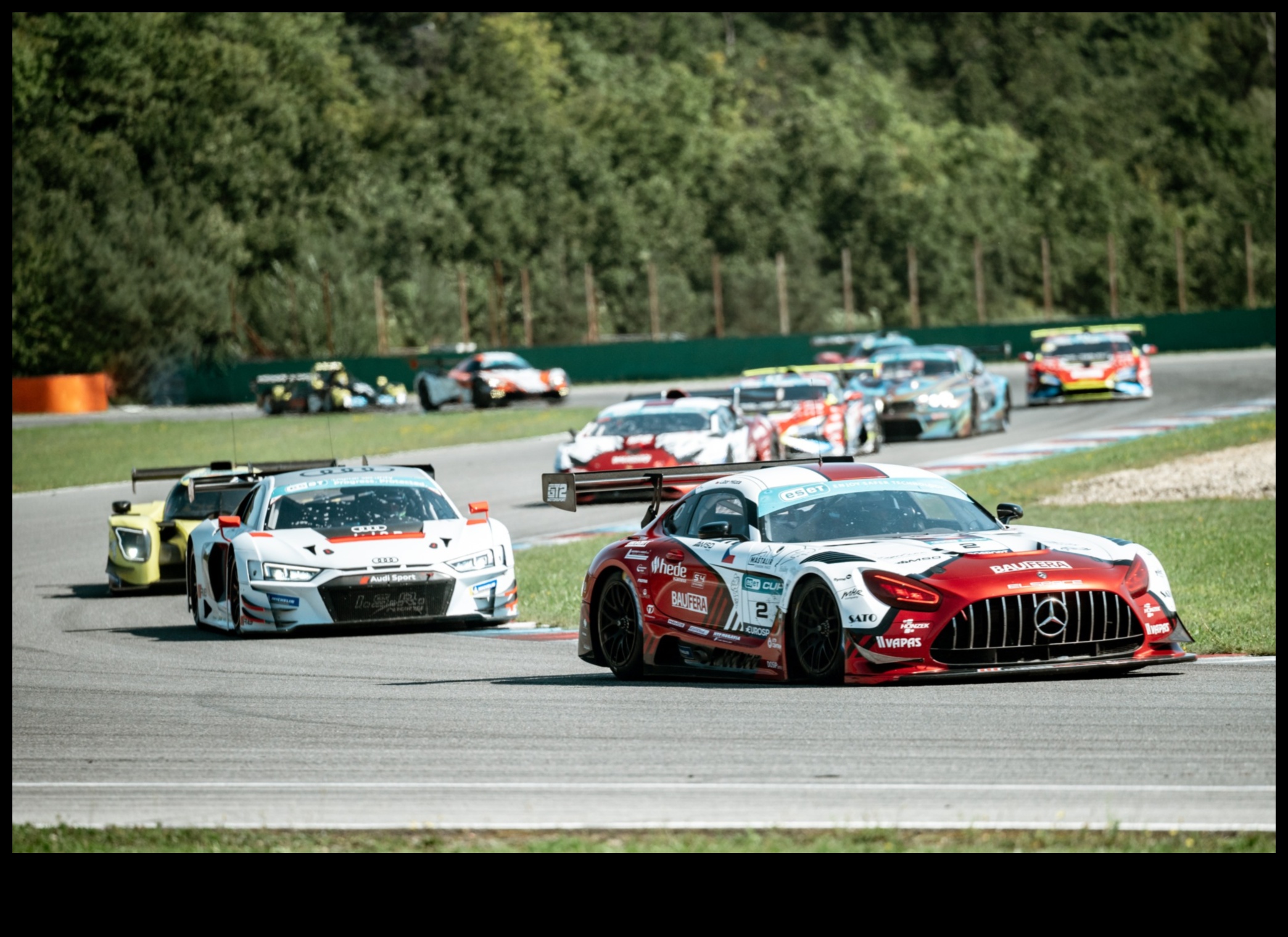 Trackside Tales O privire captivantă asupra lumii curselor de mașini sport 2 Trackside Tales: Racing Adventures in the World of Sports Cars
