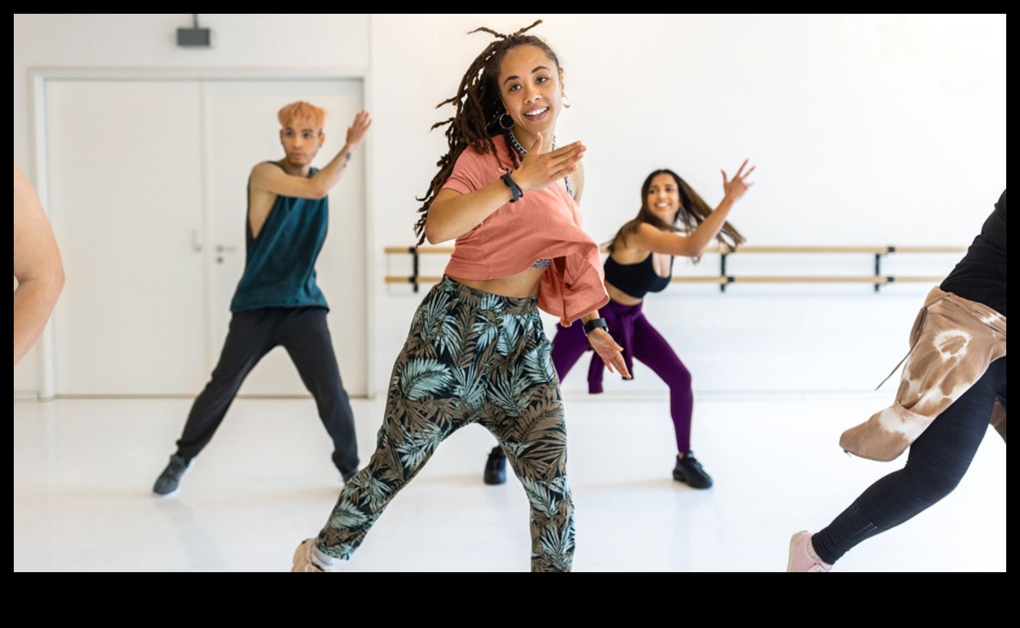 Dynamic Dance Duo Mișcări ale partenerilor pentru a vă pune corpul în mișcare 5 Dynamic Dance Duo: Mișcări ale partenerilor pentru o încălzire dinamică