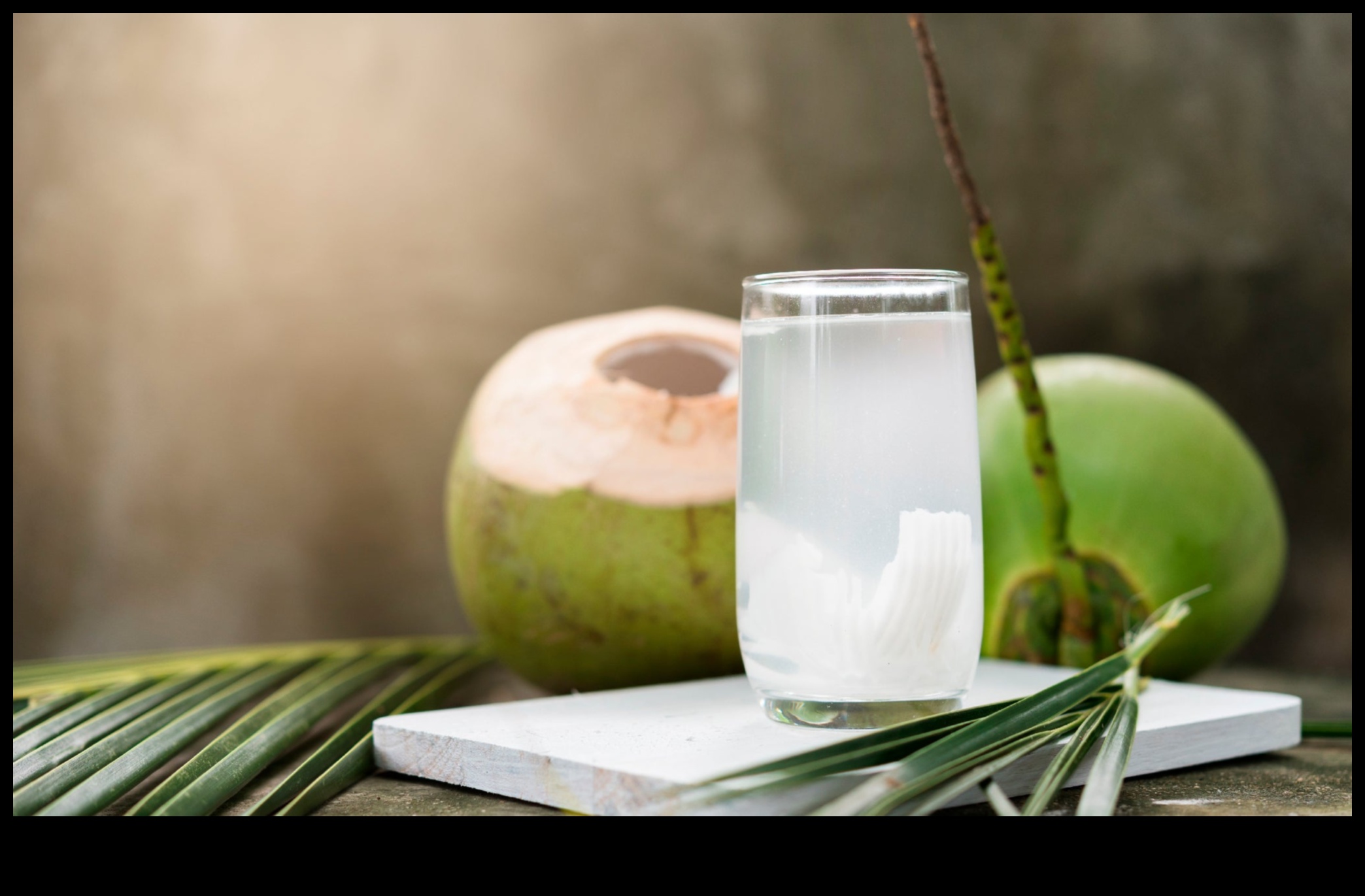 Boost de nutrienți: hrănește-ți corpul cu înghițituri de apă pură de nucă de cocos