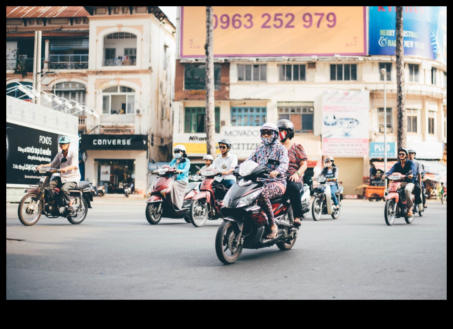 Urban Wanderers Călătorie prin inima orașului cu transportul public 5 Urban Wanderers: Explorând ritmul inimii orașului în transportul public