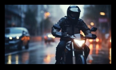 Explorări urbane: navigarea pe străzile orașului pe motociclete agile și elegante