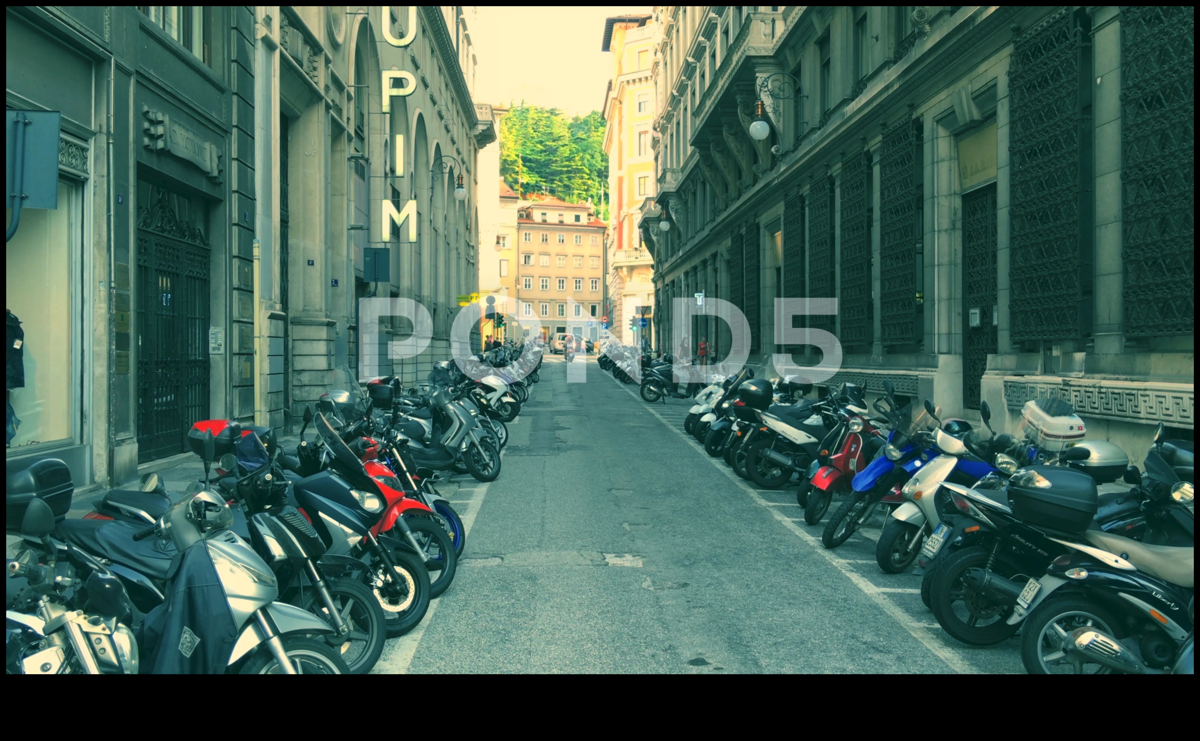 Explorări urbane: navigarea pe străzile orașului pe motociclete agile și elegante