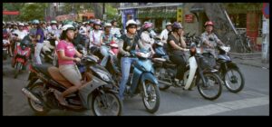 Explorări urbane: navigarea pe străzile orașului pe motociclete agile și elegante