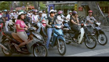 Explorări urbane: navigarea pe străzile orașului pe motociclete agile și elegante