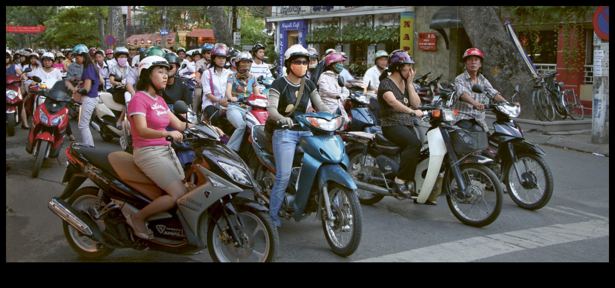 Explorări urbane: navigarea pe străzile orașului pe motociclete agile și elegante