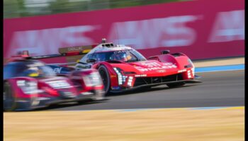 Melodii de pe pistă: Simfonia motoarelor de mașini sport în acțiune